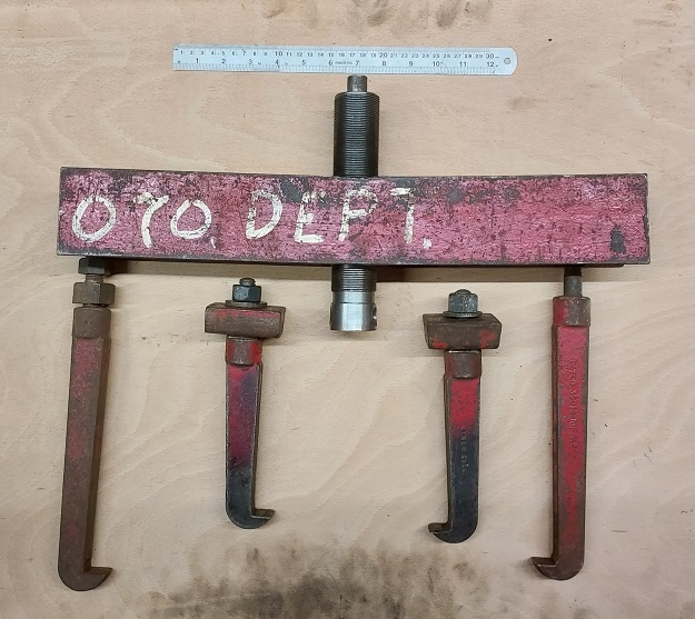 2 leg puller from 070 Department Vickers bent in service and weighing 28lbs