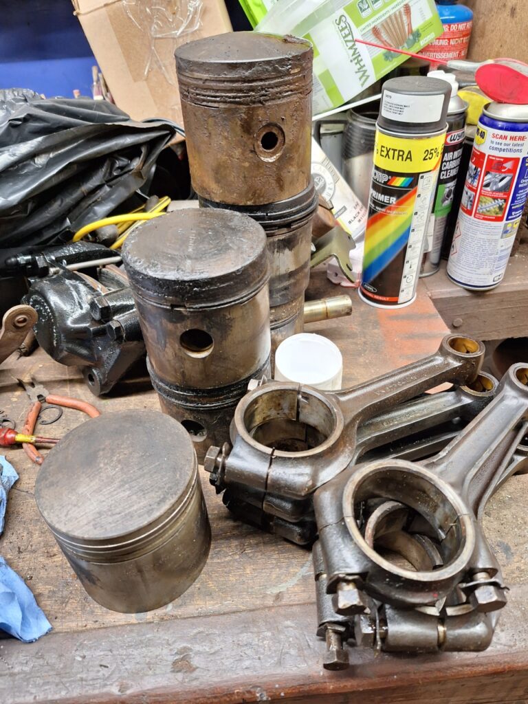 Pistons and con rods for cleaning